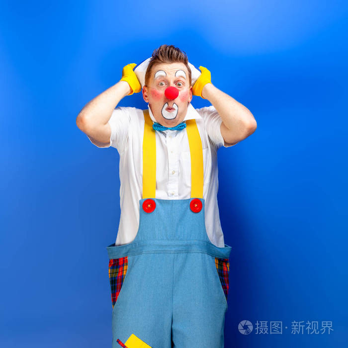 一个带着微笑的快乐表情的有趣的小丑