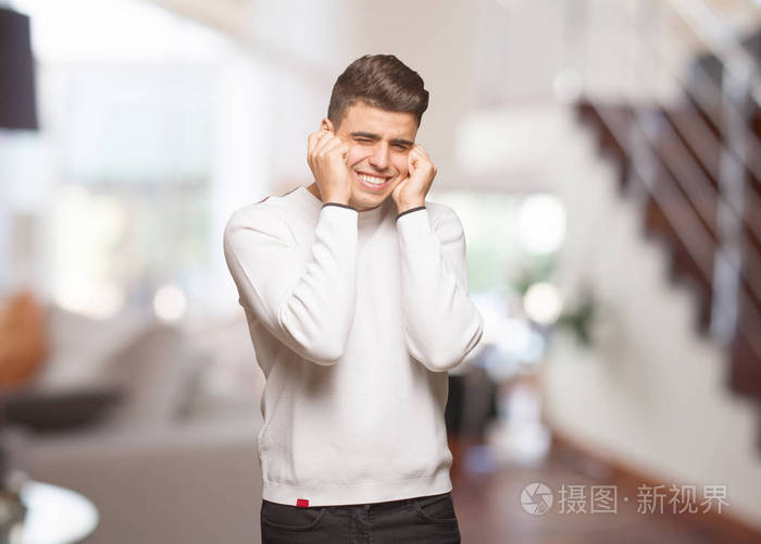 年轻的正宗男人用手捂住耳朵