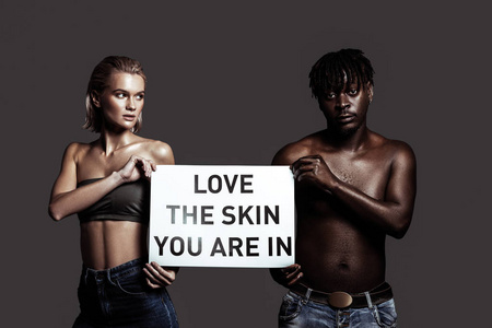 爱你的皮肤。 有不同颜色皮肤的模型支持多样性，要求人们爱他们的皮肤