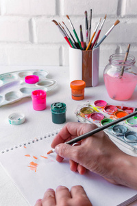 艺术画笔，水粉颜料，光桌上的水彩，绘画的概念，爱好