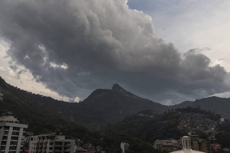 在巴西里约热内卢的莫罗多科科瓦多山顶上的克里斯多雷登托尔欣赏