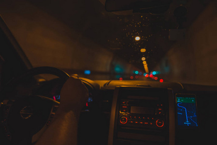 男子驾驶汽车通过高速公路隧道。 公路旅行