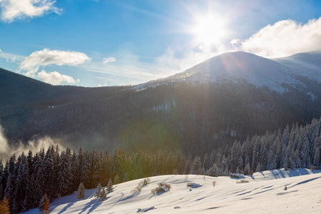 Bukovel 在冬天。白雪皑皑的山峰。乌克兰喀尔巴阡山