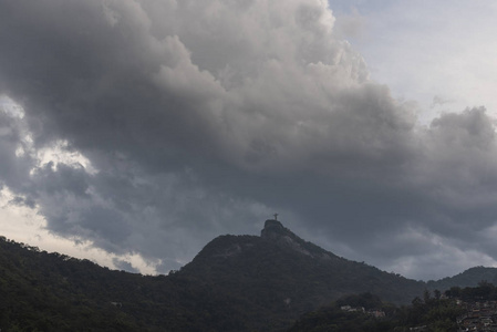 查看莫罗顶上的Cristo Redentor，在巴西里约热内卢上方有大雨云