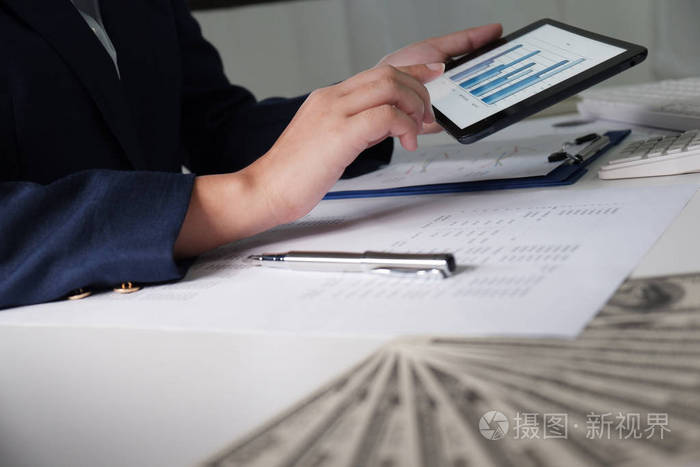 在办公室工作的妇女 财务分析,包括商业会计保险或财务概念的图表