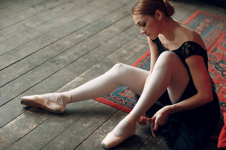 芭蕾舞女。 年轻漂亮的女芭蕾舞演员穿着专业的服装，尖鞋和黑色的图图。