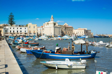 在意大利普利亚地区的特拉尼, 一个美丽的渔港和码头的看法