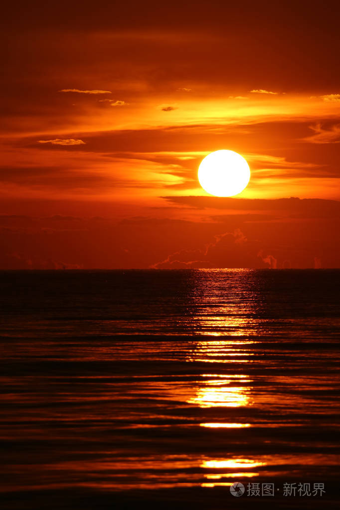 太阳黎明回到早晨的天空剪影,云在海上的阳光