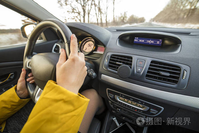 现代汽车内饰,司机女性手在方向盘上.安全驾驶理念.