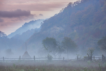 群山中偏远的农村地区的诡异景色，云雾缭绕，秋叶密布