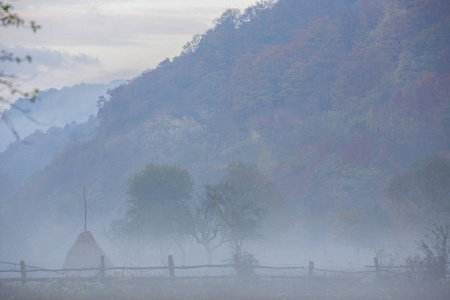 群山中偏远的农村地区令人毛骨悚然的风景，薄雾云和秋叶