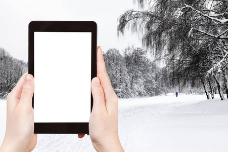 旅游概念莫斯科城市冬季冰雪覆盖城市公园的旅游照片，智能手机，空切割屏，空白广告位置