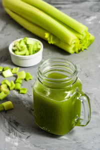 芹菜，绿色，绿色，灰色背景的罐子