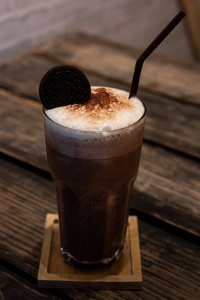 巧克力冰沙可可饮料巧克力鸡尾酒。 在木制的背景上。
