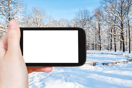莫斯科城市公园冬季休闲区旅游概念图片，智能手机，空切割屏，空白广告位置