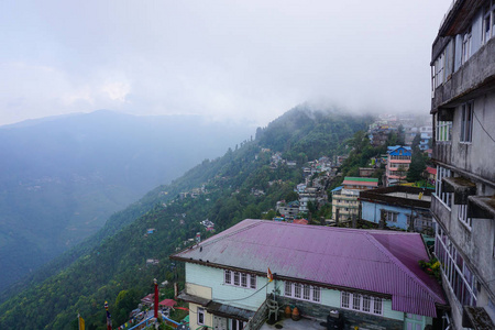 山上的房子。 大吉岭市的全景。 印度喜马拉雅山