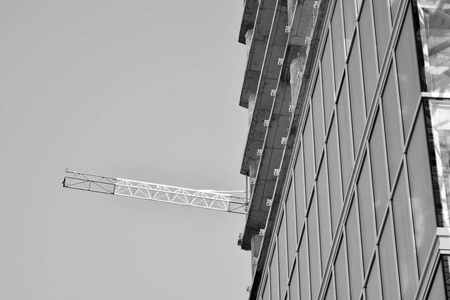 摩天大楼建造的详细视图。 黑白的。