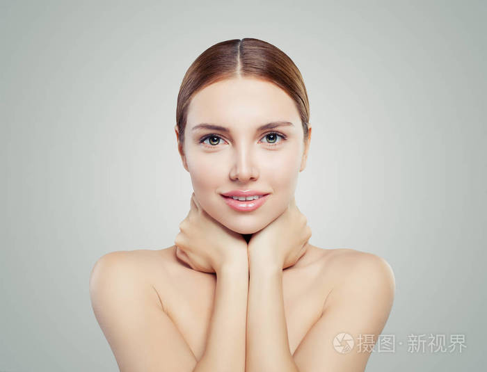 皮肤健康的漂亮女人面部治疗面部提升抗衰老和护肤理念