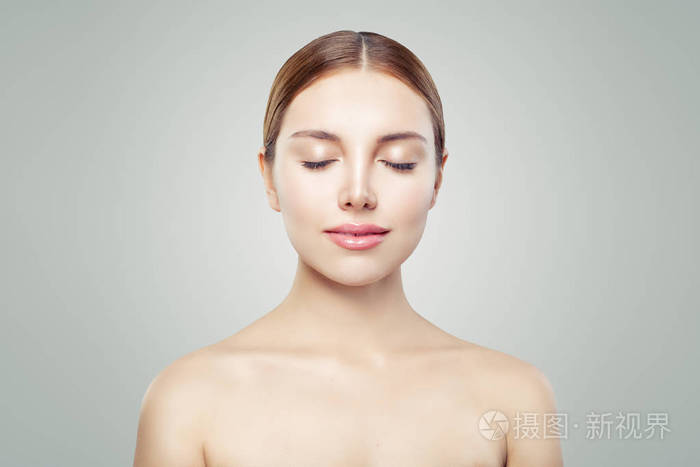 女模特闭上眼睛 年轻的完美女人,有健康的皮肤.
