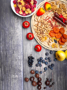 抗氧化剂白藜芦醇食品，如葡萄，蓝莓，草莓，番茄，覆盆子，苹果，野生草莓，蔓越莓，糖果，巧克力，干杏，果仁，木制表面食品，大脑