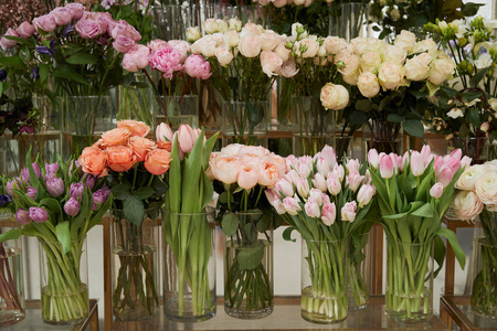 玻璃花瓶里的玫瑰郁金香和牡丹