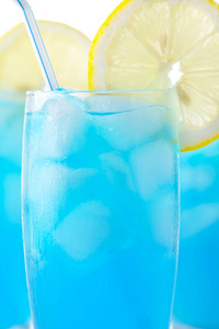 蓝色泻湖饮料和柠檬片的近景