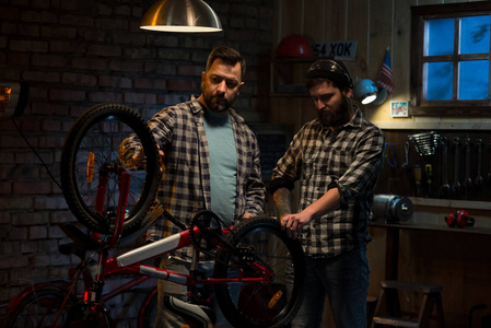 两个人在自行车修理厂工作