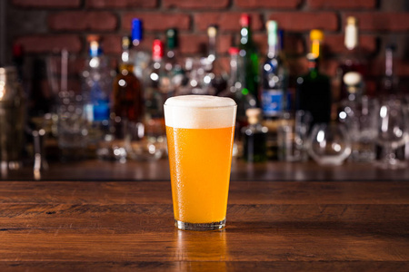 酒吧里清爽的琥珀工艺品啤酒图片