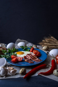 煎鸡蛋，美味的早餐，黑暗背景，俯视