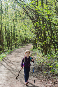 早春, 女孩在森林中散步或徒步