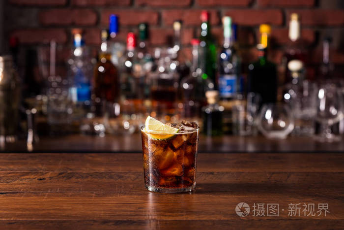 酒吧里的新鲜朗姆酒和可乐鸡尾酒