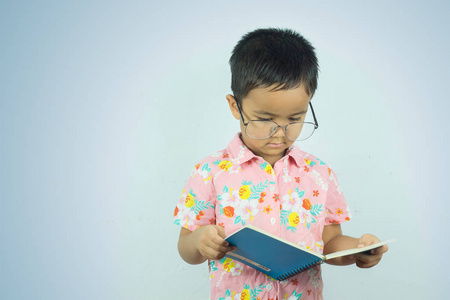 带眼镜的亚洲男孩看书