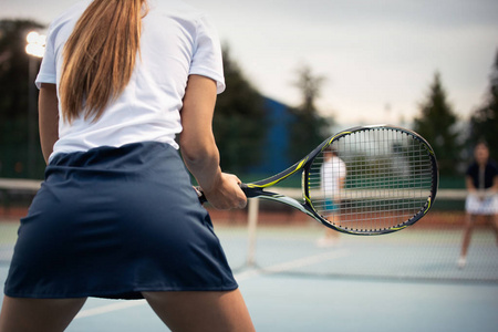 快乐健康的女人一起打网球。 运动概念