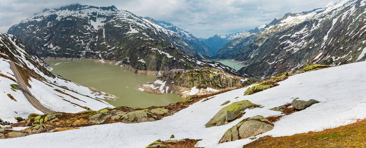 从Grimsel通行证的顶部向北望过Raterichsbodensee瑞士BerneseAlps。