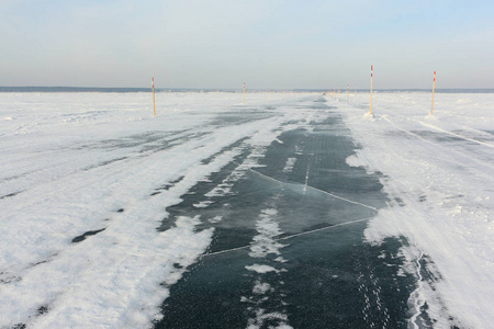俄罗斯西伯利亚西部新西伯利亚地区ob水库的冰道河穿越