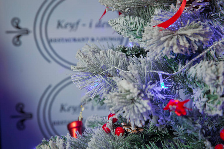 一个圣诞舞会挂在背景上。是新的一年的时候了。多彩的眩光和光辉。白色的树