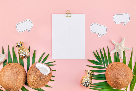 创意平躺顶部视图模拟绿色热带棕榈叶椰子空白纸，粉红色明信片剪贴板，背景复制空间。 热带棕榈叶植物夏季旅行概念模板