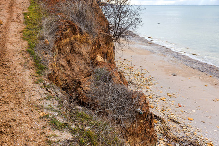 黑海海岸的滑坡带。 海岩壳岩。 雨季自然灾害区。 大量的土沿山坡滑动，摧毁房屋。 对生命的威胁