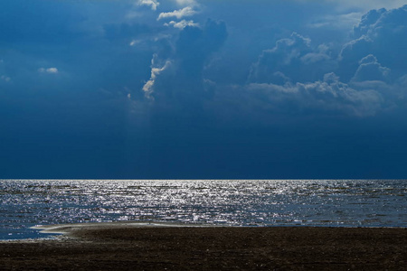 天空预计佩普西湖上会有雷雨。 最后的射线穿透云层到水中。