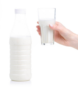 塑料瓶牛奶和一杯牛奶在手