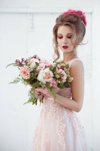 身着婚纱的优雅新娘手持花束的肖像