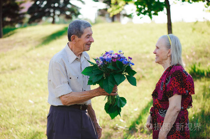 一位8 0岁的老人给妻子送花