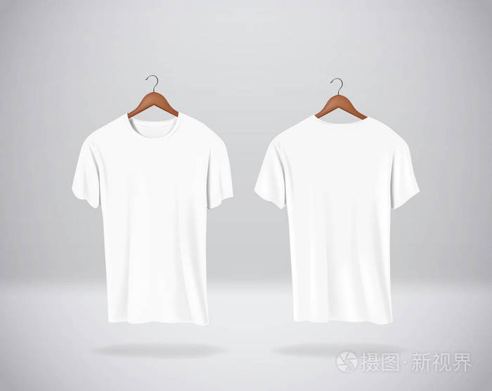 白色t恤模拟衣服悬挂在墙上,空白的正面和背面视图.