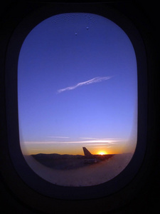 从飞机窗口看到日出