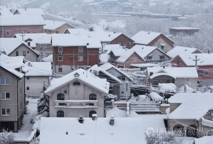 美丽的冬季景色的房子和建筑物屋顶覆盖着大雪.在下雪