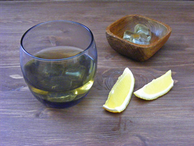 酒精威士忌波旁威士忌加冰杯白兰地和柠檬。