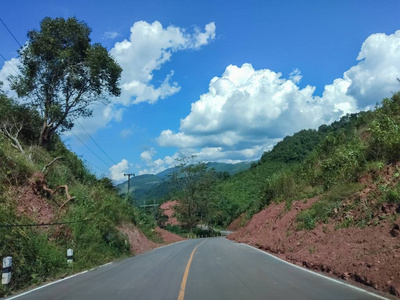 在山上蜿蜒的道路