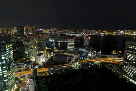 东京城市天际线和铁路与夜光城市景观摩天大楼日本