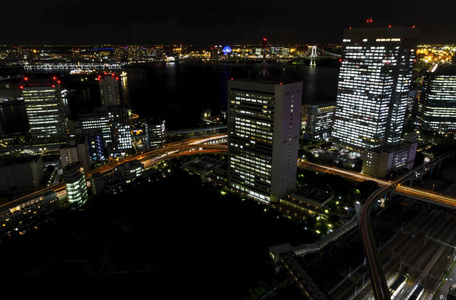 东京城市天际线和铁路与夜光城市景观摩天大楼日本