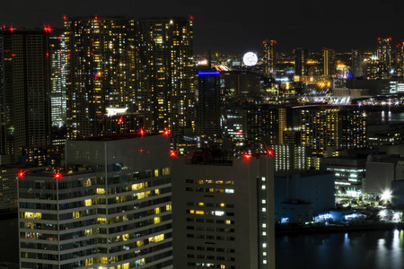 东京城市天际线和铁路与夜光城市景观摩天大楼日本